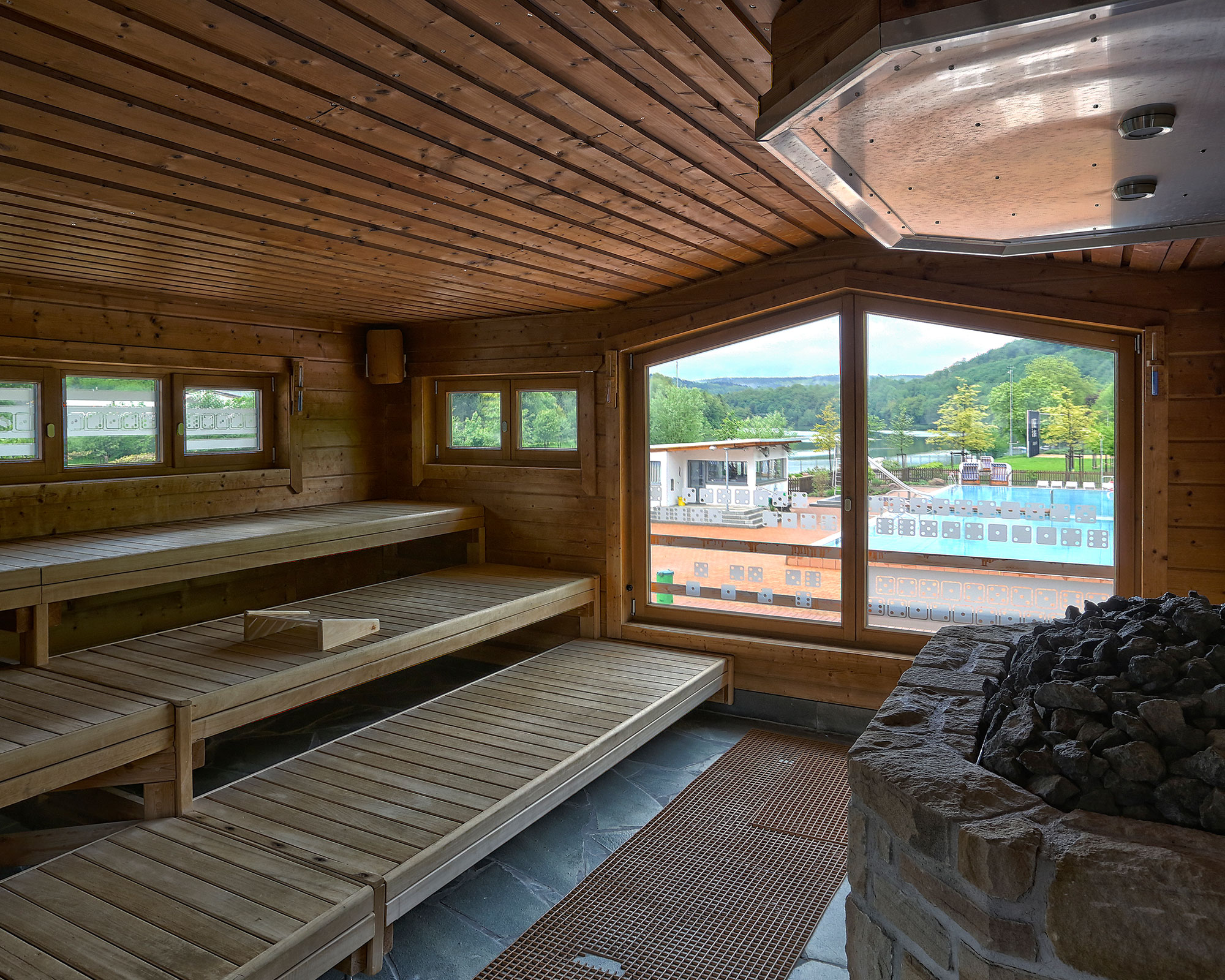 Das Freizeitbad Olpe von Außen mit Sicht auf die Riesenrutsche