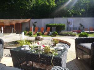 Lounge_mit_Blick_auf_die_Erdsauna_original